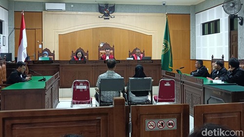 Suasana sidang vonis di Pengadilan Tipikor Mataram dengan terdakwa Libert  Hutahaean dan  Lia Anggawari, Senin (4/5/2026).