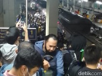 KRL Green Line Kembali Normal, Penumpang Teriak Berdesakan Masuk Gerbong