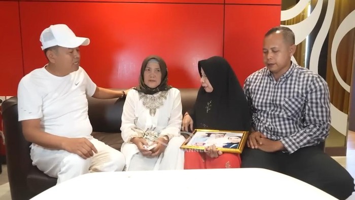 Tangkapan layar di kanal YouTube milik Gubernur Dedi Mulyadi yang menghadirkan keluarga korban pembunuhan satu keluarga di Indramayu.