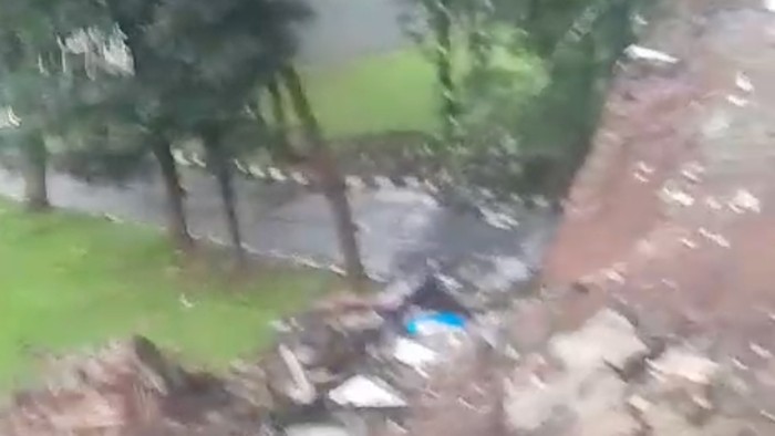 Tembok pembatas jalan di perumahan kawasan Ciputat, Tangsel, ambrol akibat hujan deras, Senin (4/5/2026).