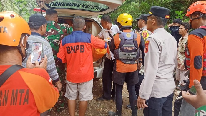 Tim SAR gabungan saat mengevakuasi jenazah kakek Yahya yang tenggelam di Sungai Batang Masumai, Merangin, Jambi
