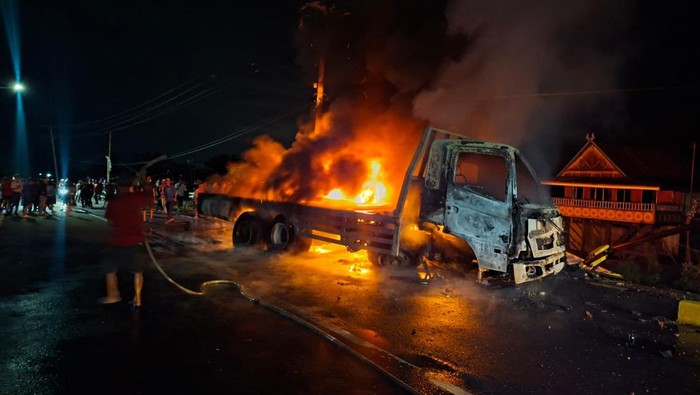 Truk kontainer mengalami kecelakaan tunggal hingga hangus terbakar di Jalan Poros Maros-Pangkep.