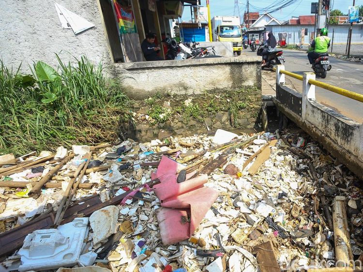 Sampah Menutup Aliran Sungai, Warga Depok Waswas Banjir
