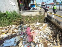 Sampah Menutup Aliran Sungai, Warga Depok Waswas Banjir
