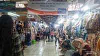 5. Para pedagang menanti tamu di depan kios masing masing