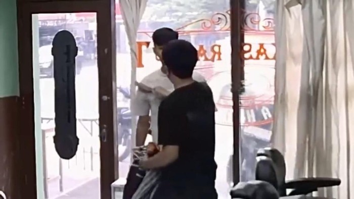 Video pemangkas rambut (kapster) di Jaksel dianiaya pelanggan viral di medsos. Kapster itu dipukul berkali-kali saat proses pangkas rambut belum selesai. (Dok. Istimewa)