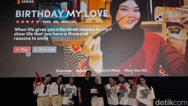 Viral! Pria di Bandung beri kejutan ultah di layar bioskop. Kekasihnya terharu tak menyangka diusahakan hingga bikin satu studio heboh. So sweet!