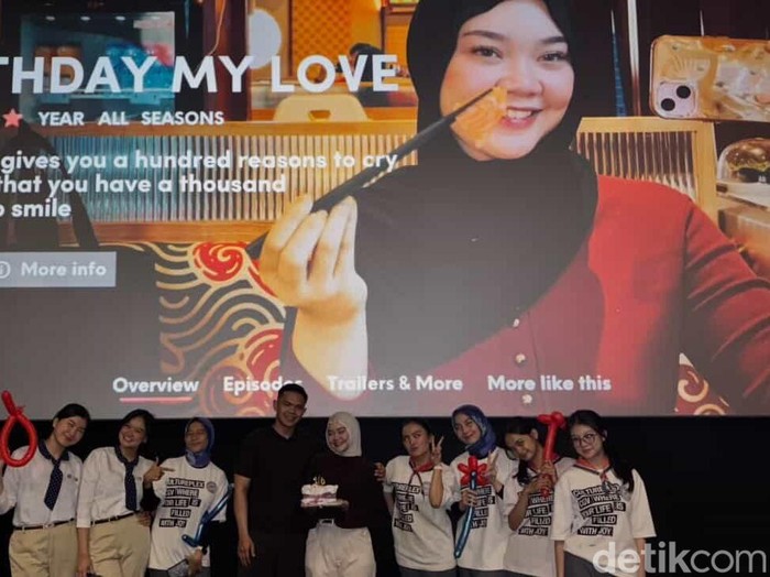 Viral! Pria di Bandung beri kejutan ultah di layar bioskop. Kekasihnya terharu tak menyangka diusahakan hingga bikin satu studio heboh. So sweet!