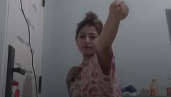 Viral wanita live Tiktok sambil pamer payudara diduga di Sidrap.