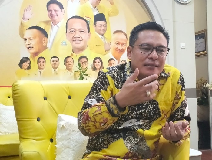 Wakil Ketua DPRD Kota Surabaya Arif Fathoni