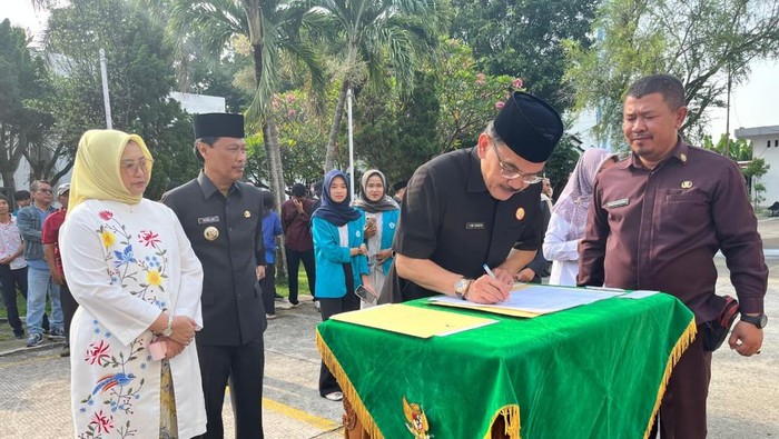 Wali Kota Cirebon Effendi Edo melantik sejumlah pejabat di lingkungan Pemkot Cirebon