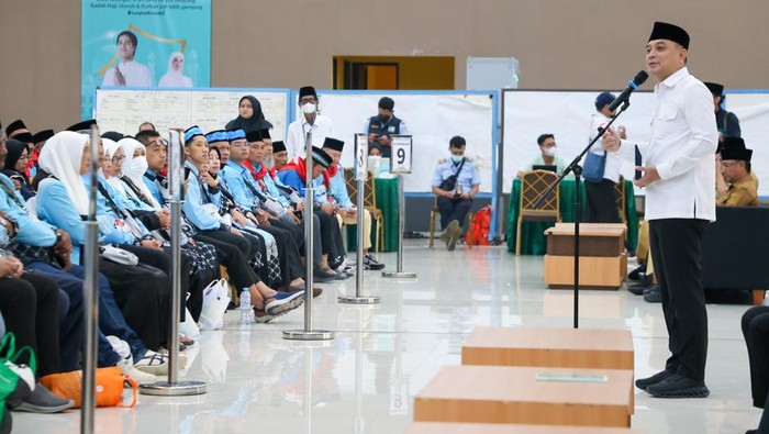 Wali Kota Surabaya Eri Cahyadi saat memberangkatkan kloter 50, 51, dan 52 asal Surabaya di Asrama Haji Sukolilo