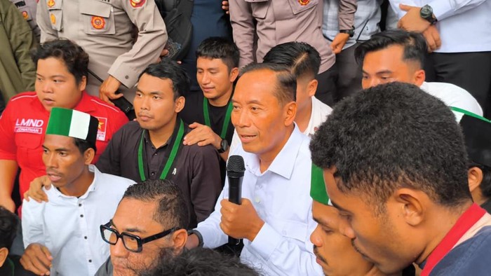 Wamen Fauzan menemui massa mahasiswa yang demo di depan Kemenditisaintek, Jakarta Pusat, Senin (4/5/2026)