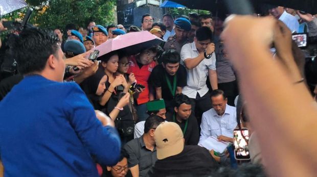 Wamen Fauzan menemui massa mahasiswa yang demo di depan Kemenditisaintek, Jakarta Pusat, Senin (4/5/2026)