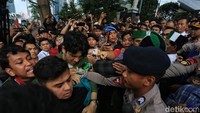 Aksi sempat diwarnai dorong-dorongan saat massa berkumpul.