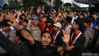 Pimpinan korlap mahasiswa berusaha menenangkan massa masing-masing saat terjadi adu dorong.