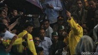 Salah satu mahasiswa sempat memberikan kartu kuning untuk Wamen Ristekdikti sebagai bentuk kritik terhadap kinerja lembaga.