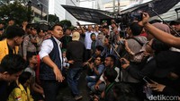 Wakil Menteri Ristekdikti, Fauzan menemui massa mahasiswa dari berbagai elemen mahasiswa seperti Badan Eksekutif Mahasiswa Universitas Indonesia (BEM UI), HMI, FMN, dan GMNI yang berunjukrasa memperingati Hari Pendidikan Nasional di depan gedunh Ristek Dikti di Jl Pintu Satu Senayan, Jakarta, Senin (4/5/2026).
