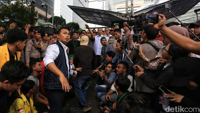 Wakil Menteri Ristekdikti,  Fauzan menemui massa mahasiswa dari berbagai elemen mahasiswa seperti Badan Eksekutif Mahasiswa Universitas Indonesia (BEM UI), HMI, FMN, dan GMNI yang berunjukrasa memperingati Hari Pendidikan Nasional di depan gedunh Ristek Dikti di Jl Pintu Satu Senayan, Jakarta, Senin (4/5/2026).