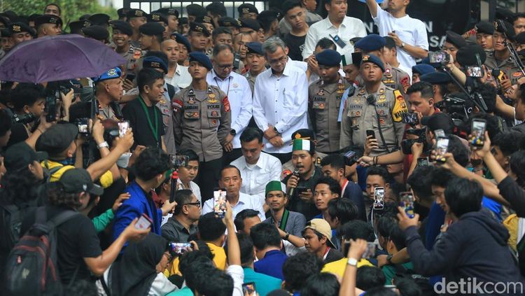 Wamen Ristekdikti Duduk Bareng Temui Aksi Mahasiswa Hardiknas