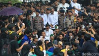 Mahasiswa pengunjuk rasa menyampaikan sejumlah aspirasi termasuk memberi tuntutan di antaranya mengenai reformasi tata kelola anggaran dan penghentian komersialisasi pendidikan.