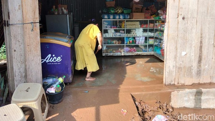 Warga membersihkan lumpur sisa banjir di Grabag, Magelang, Senin (4/5/2026).