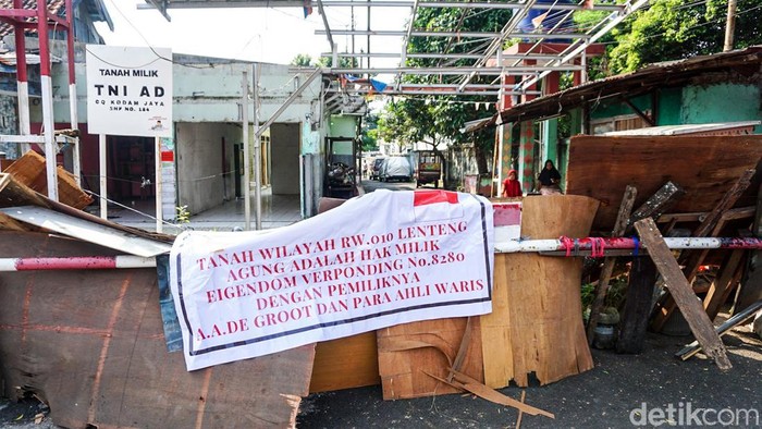 Sejumlah rumah warga di kawasan RW 10 Kelurahan Lenteng Agung, Jakarta Selatan, terlihat rusak pasca penggusuran paksa, Senin (4/5/2026). Beberapa bangunan tampak hancur dan ditempeli stiker bertuliskan “rumah kosong”.