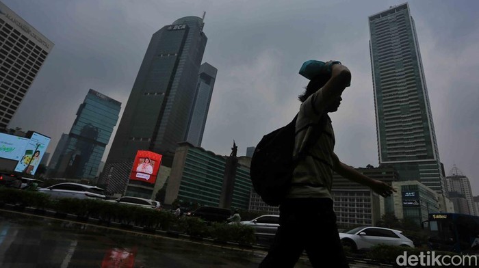 Cuaca ekstrem melanda wilayah Jakarta pada awal Mei 2026. Hujan dengan intensitas sedang hingga lebat yang disertai angin kencang mengguyur sejumlah kawasan, membuat aktivitas warga terganggu dan meningkatkan potensi bencana hidrometeorologi.