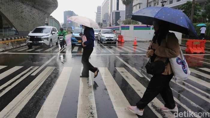 Cuaca ekstrem melanda wilayah Jakarta pada awal Mei 2026. Hujan dengan intensitas sedang hingga lebat yang disertai angin kencang mengguyur sejumlah kawasan, membuat aktivitas warga terganggu dan meningkatkan potensi bencana hidrometeorologi.