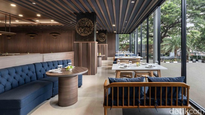 Grup perhotelan global Accor kembali memperluas jejaknya di Indonesia dengan meresmikan Mercure Jakarta Grogol, hotel bintang empat terbaru yang mengusung perpaduan desain modern dan kearifan lokal Betawi. Berlokasi strategis di kawasan Grogol, Jakarta Barat, hotel ini hadir sebagai transformasi dari properti yang sebelumnya dikenal sebagai Ibis Budget.