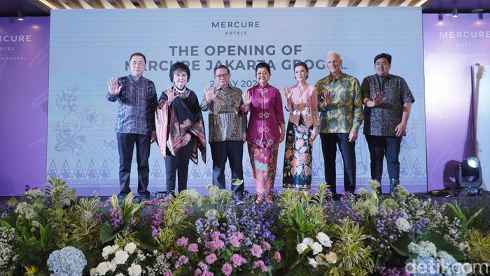 Grup perhotelan global Accor kembali memperluas jejaknya di Indonesia dengan meresmikan Mercure Jakarta Grogol, hotel bintang empat terbaru yang mengusung perpaduan desain modern dan kearifan lokal Betawi. Berlokasi strategis di kawasan Grogol, Jakarta Barat, hotel ini hadir sebagai transformasi dari properti yang sebelumnya dikenal sebagai Ibis Budget.