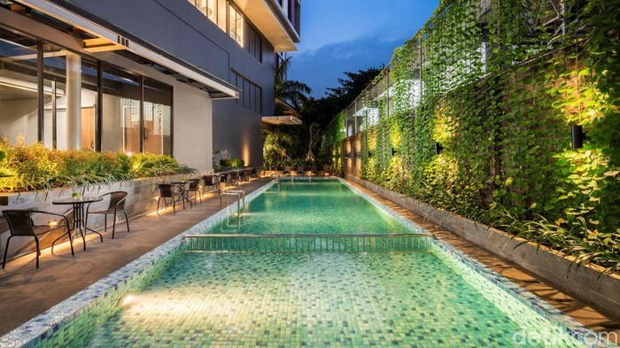 Grup perhotelan global Accor kembali memperluas jejaknya di Indonesia dengan meresmikan Mercure Jakarta Grogol, hotel bintang empat terbaru yang mengusung perpaduan desain modern dan kearifan lokal Betawi. Berlokasi strategis di kawasan Grogol, Jakarta Barat, hotel ini hadir sebagai transformasi dari properti yang sebelumnya dikenal sebagai Ibis Budget.