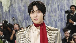 Ahn Hyo Seop berkolaborasi dengan Valentino, datang mengenakan jas berpayet hitam-emas dengan tambahan aksen khas Korea di bagian kancing, dipadu kemeja berwarna gold dan scarf merah. (Foto: Getty Images/Mike Coppola)