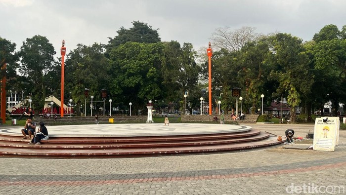 Air mancur Alun-Alun Merdeka Malang rusak karena banjir