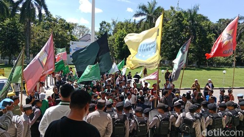 Suasana demonstrasi mahasiswa dari aliansi mahasiswa Cipayung Plus di Kantor Bupati Lombok Timur, NTB, Selasa (5/5/2026). foto (Sanusi Ardi W/detikBali)