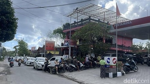Antrean panjang warga di SPBU Nusa Penida, Klungkung, Bali, Selasa (5/5/2026).