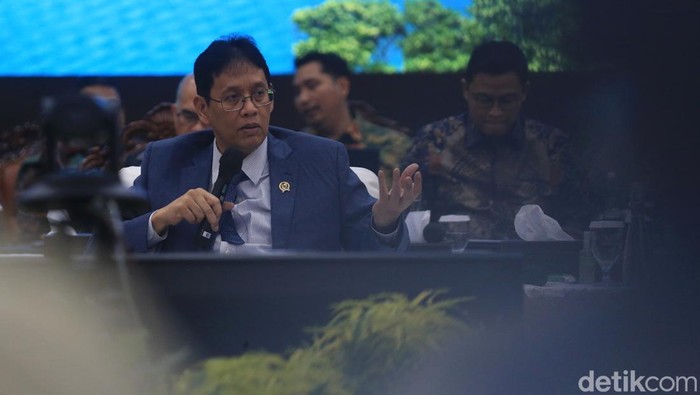 Menteri Keuangan Purbaya Yudhi Sadewa didampingi Wakil Menteri Keuangan Suahasil Nazara, dan Juda Agung serta pimpinan Kemenkeu  memberikan  paparan pada konferensi pers APBN KiTa di Gedung Kemenkeu Jakarta, Selasa  (5/5/2026).