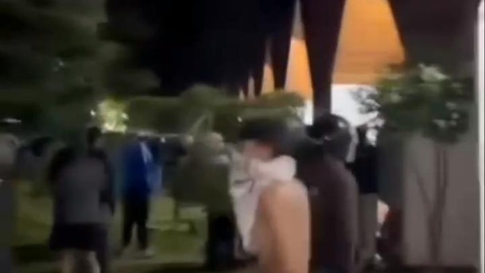Aremania serang rombongan wisatawan di kawasan Pantai Wediawu, Kecamatan Tirtoyudo, Kabupaten Malang