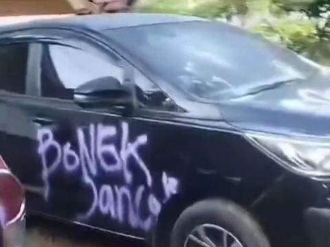 Aremania serang wisatawan Aremania serang rombongan wisatawan di kawasan Pantai Wediawu, Kecamatan Tirtoyudo, Kabupaten Malang
