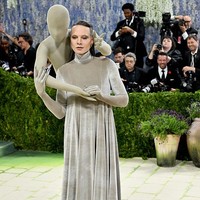 Jordan Ruth yang sudah tujuh kali menghadiri Met Gala, kembali mencuri perhatian. Kali ini Jordan memakai gaun khusus rancangan Robert Wun, lengkap dengan patung berbentuk manusia yang seolah memeluknya dari belakang. Untuk tema tahun ini Costume Art dan dress code Fashion Is Art, pemenang Tony Award tersebut mengambil inspirasi dari salah satu karya favoritnya yang dipamerkan di Met, yaitu Pygmalion and Galatea karya pelukis Prancis abad ke-19, Jean-Léon Gérôme. Foto: Getty Images/Mike Coppola