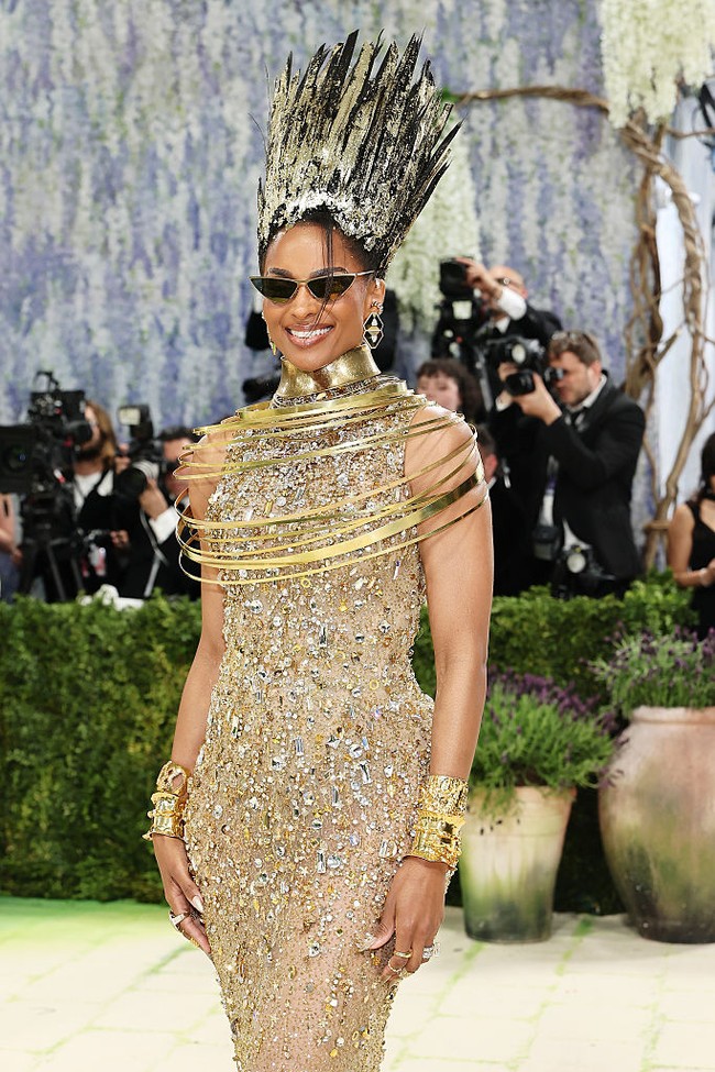 Ciara bak ratu emas di Met Gala 2026 dalam balutan karya Celia Kritharioti di Met Gala 2026. Menurut Ciara penampilannya terinspirasi dari Ratu Mesir Nefertiti. Sedangkan untuk rambutnya, dia banyak menggunakan foil emas dan hair spray untuk membuatnya tampil mencuri perhatian. Foto: Getty Images/Mike Coppola