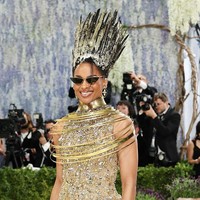 Ciara bak ratu emas di Met Gala 2026 dalam balutan karya Celia Kritharioti di Met Gala 2026. Menurut Ciara penampilannya terinspirasi dari Ratu Mesir Nefertiti. Sedangkan untuk rambutnya, dia banyak menggunakan foil emas dan hair spray untuk membuatnya tampil mencuri perhatian. Foto: Getty Images/Mike Coppola