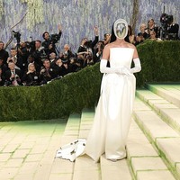 Katy Perry hadir dengan gaya futuristik di Met Gala 2026. Dia memakai penutup wajah berbahan krom yang dipadukan dengan gaun strapless putih rancangan Stella McCartney.Menghadirkan kesan seperti atlet anggar atau astronot modis, pelantun lagu Firework ini sukses mencuri perhatian lewat pelindung wajah berwarna perak tersebut. Foto: Getty Images/Mike Coppola