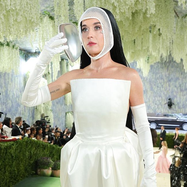8 Artis Paling Nyentrik di Met Gala 2026, Heidi Klum Sampai Disangka Patung