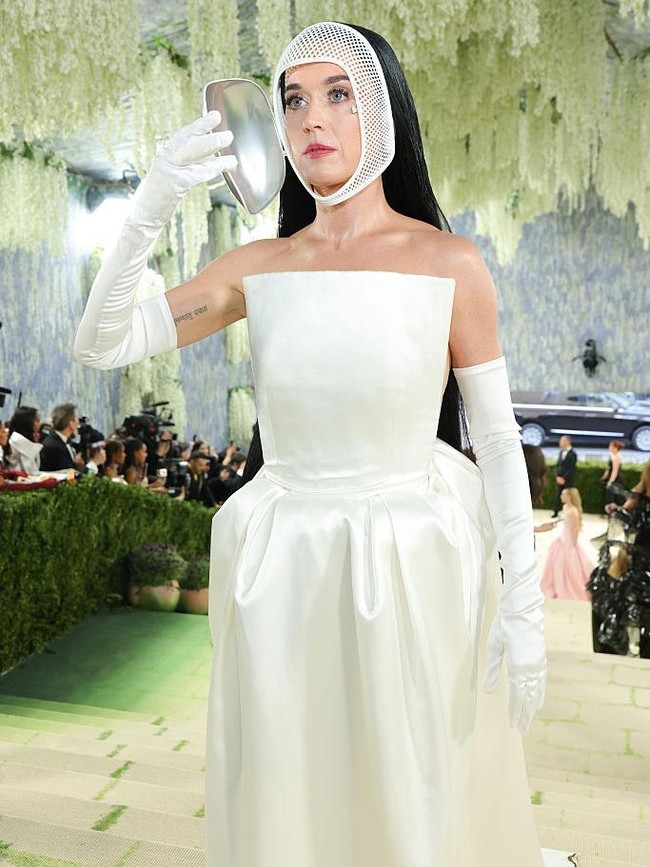 8 Artis Paling Nyentrik di Met Gala 2026, Heidi Klum Sampai Disangka Patung