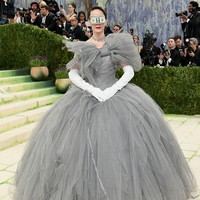Ikut meramaikan tren topeng yang nyentrik, bintang All’s Fair Sarah Paulson mengenakan hiasan berbentuk uang dolar di bagian mata. Sarah memadukannya dengan busana couture berwarna nikel rancangan Matières Fécales untuk Met Gala 2026. Foto: Getty Images/Mike Coppola