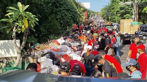 ASN dibantu TNI, Polri, perbekel, hingga karang taruna membersihkan dan memilah sampah yang digeletakkan di sepanjang ruas jalan utama di kawasan Kota Tabanan, Selasa (5/5/2026). Dok Istimewa