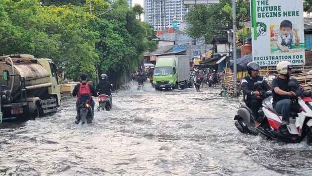 Banjir di Puri Kembangan, Jakarta Barat, pada Selasa (5/5) sore. (Taufiq/detikcom)