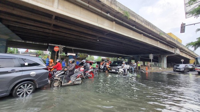 Banjir di Puri Kembangan, Jakarta Barat, pada Selasa (5/5) sore. (Taufiq/detikcom)