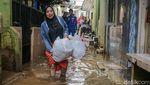 Banjir Kebon Pala Mulai Surut, Warga Langsung Bersih-bersih Rumah